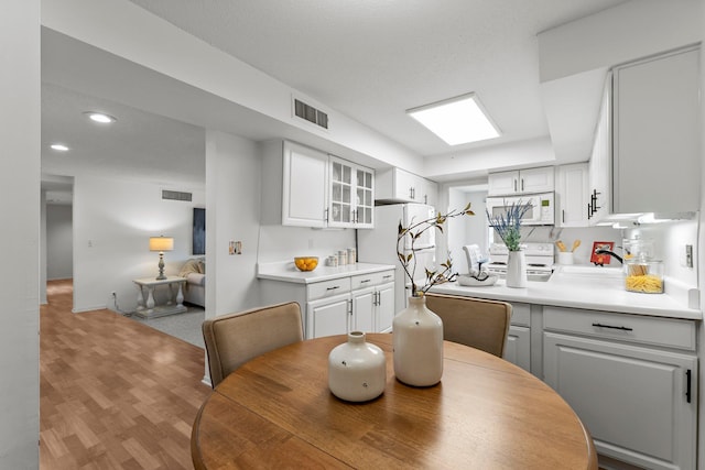 3412 Oak Ridge Rd Unit 208, Minnetonka, MN 55305 - dining room featuring light wood-type flooring and recessed lighting