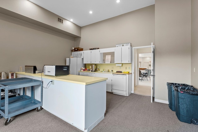 3412 Oak Ridge Rd Unit 208, Minnetonka, MN 55305 - kitchen featuring white appliances, carpet, white cabinetry, light countertops, and a peninsula