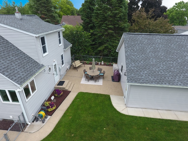 711 5th Ave SW, Austin, MN 55912 - view of yard with a patio