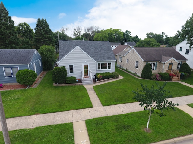 711 5th Ave SW, Austin, MN 55912 - view of front facade featuring a front lawn and a shingled roof