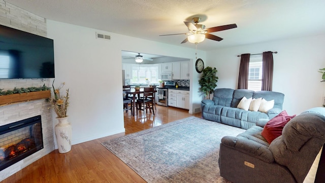 711 5th Ave SW, Austin, MN 55912 - living area featuring a ceiling fan, light wood finished floors, and healthy amount of natural light