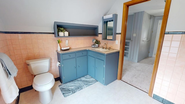 711 5th Ave SW, Austin, MN 55912 - bathroom with vanity and tile walls