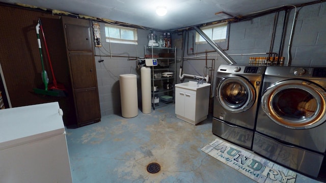 711 5th Ave SW, Austin, MN 55912 - washroom featuring washing machine and dryer
