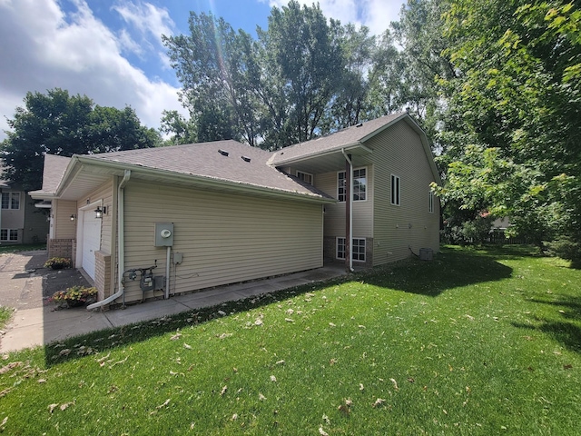 2729 Parkhaven Ct N, Brooklyn Park, MN 55444 - back of property featuring a yard and a garage