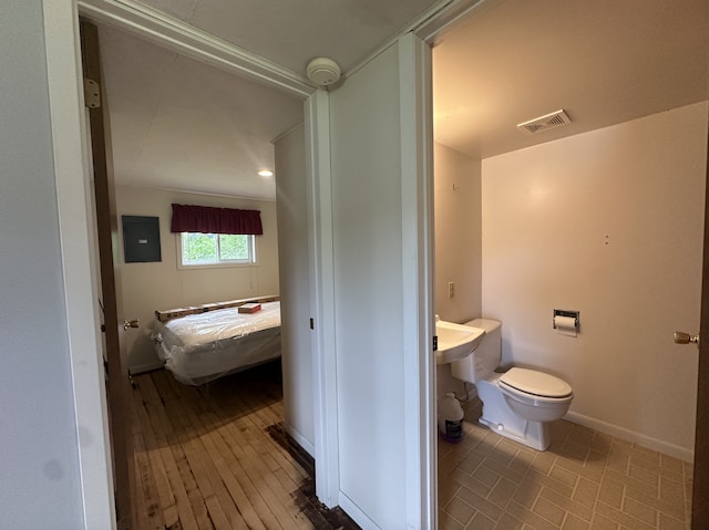 25463 County Road 267, Cohasset, MN 55721 - ensuite bathroom featuring toilet and baseboards