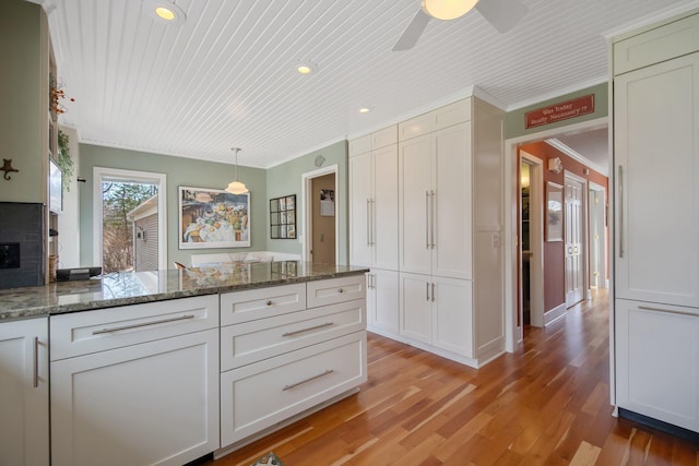 2261 Ash St, Lino Lakes, MN 55110 - kitchen with a ceiling fan, a peninsula, recessed lighting, light wood-style floors, and crown molding