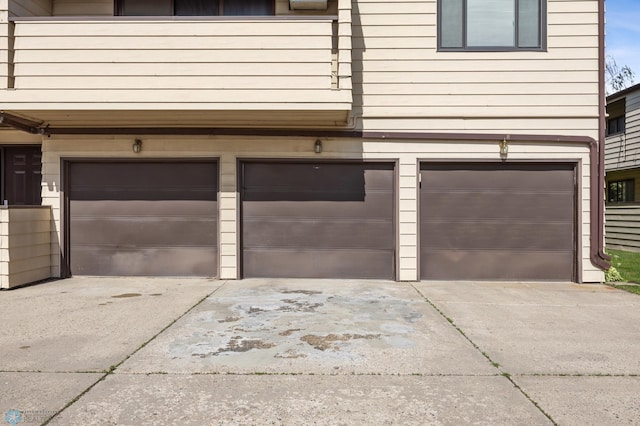812 10th St S Unit B12, Fargo, ND 58103 - garage featuring concrete driveway