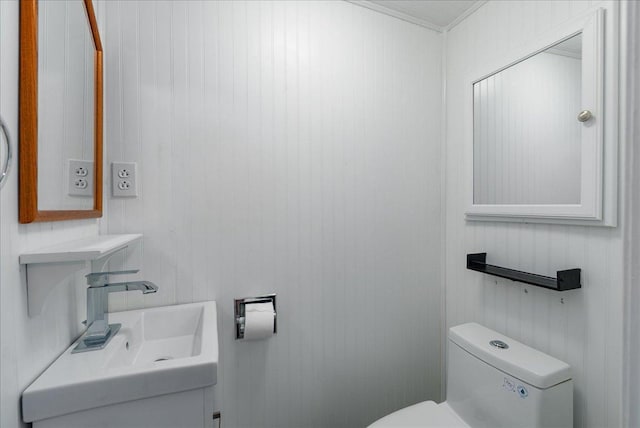 773 US Highway 63, Clayton, WI 54004 - half bath featuring toilet and crown molding