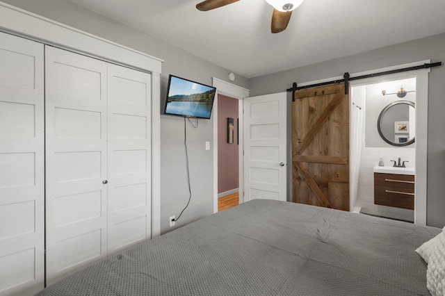 771 Creek Ave, Mendota Heights, MN 55120 - bedroom featuring a barn door, a closet, and ceiling fan