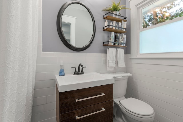 771 Creek Ave, Mendota Heights, MN 55120 - full bath featuring tile walls, vanity, a wainscoted wall, and a shower with shower curtain