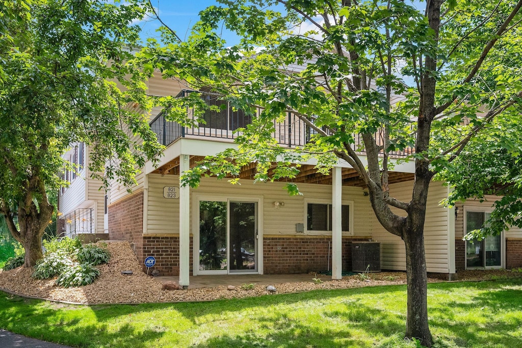 821 Evergreen Cir, Burnsville, MN 55337 - photo 1