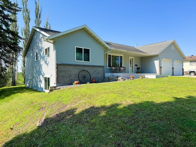 915 Stanton Ave, Fergus Falls, MN 56537 - ranch-style house with an attached garage and a front lawn