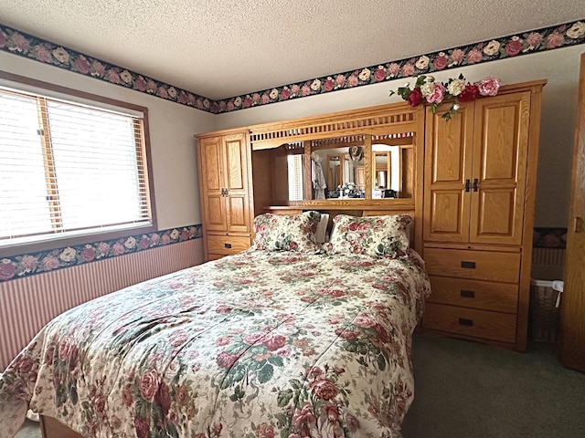 8180 Diane St, Circle Pines, MN 55014 - bedroom featuring carpet and a textured ceiling