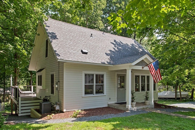 3815 Deephaven Ave, Deephaven, MN 55391 - bungalow-style house with a shingled roof