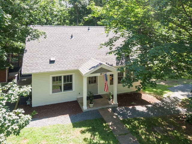 3815 Deephaven Ave, Deephaven, MN 55391 - view of front of property featuring a shingled roof
