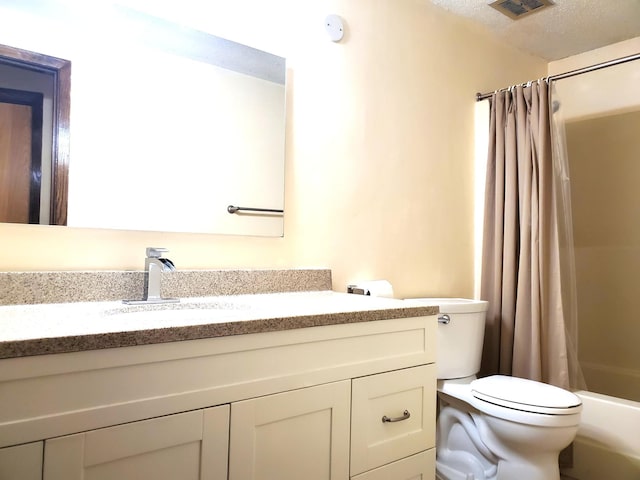 8921 49th Ave N, New Hope, MN 55428 - full bathroom with vanity, shower / bath combo with shower curtain, and a textured ceiling