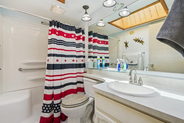 2160 35th Ave, Alden Twp, WI 54026 - full bath featuring vanity and curtained shower