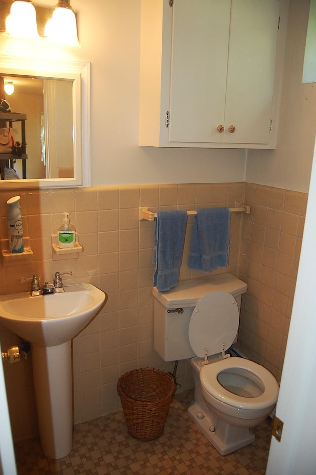 1445 Ottawa Ave S, Golden Valley, MN 55416 - bathroom featuring tile walls and wainscoting