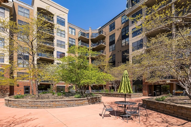 317 Groveland Ave Unit 106, Minneapolis, MN 55403 - surrounding community with a patio area