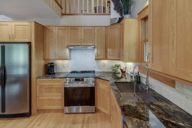 31767 Deacons Way, Pequot Lakes, MN 56472 - kitchen with fridge, stainless steel electric range oven, light wood-style flooring, and backsplash