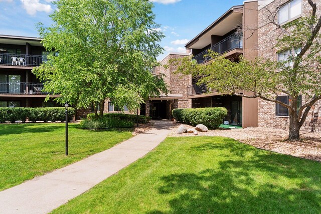 4100 Parklawn Ave Unit 118, Edina, MN 55435 - surrounding community featuring a lawn