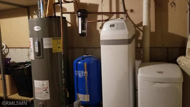 1904 Parkview Rd NE, Alexandria, MN 56308 - utility room with water heater