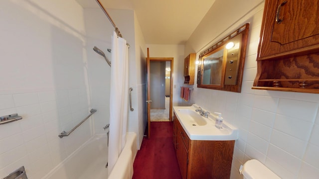 507 Hawthorne St, Albert Lea, MN 56007 - full bath with tile walls, vanity, and shower / bathtub combination with curtain