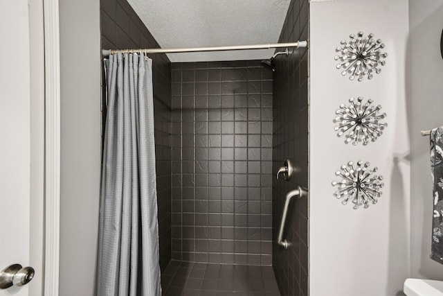 1021 18th Ave SE, Forest Lake, MN 55025 - bathroom featuring toilet and tiled shower