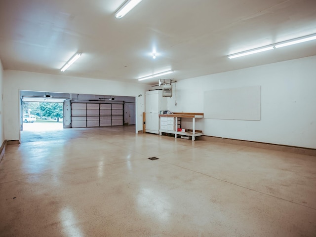 610 25th St SW, Austin, MN 55912 - garage with baseboards