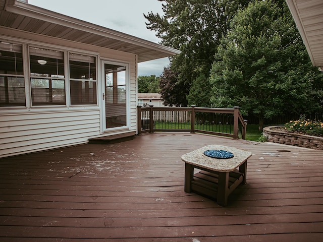 610 25th St SW, Austin, MN 55912 - view of wooden deck