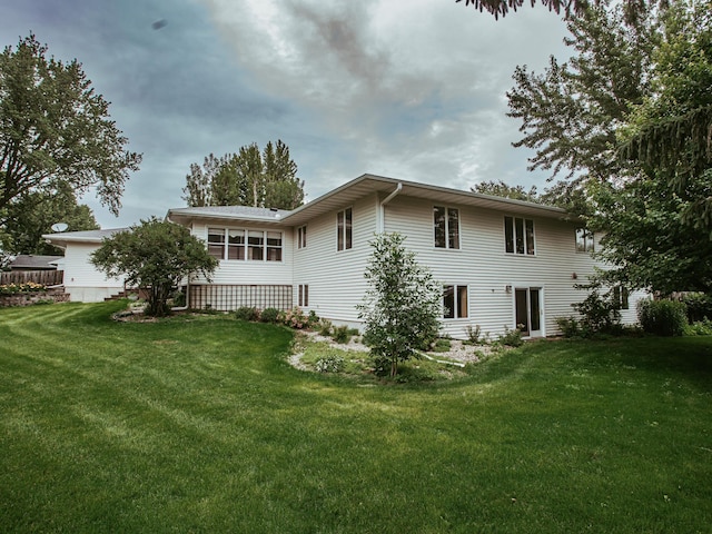 610 25th St SW, Austin, MN 55912 - rear view of house featuring a lawn