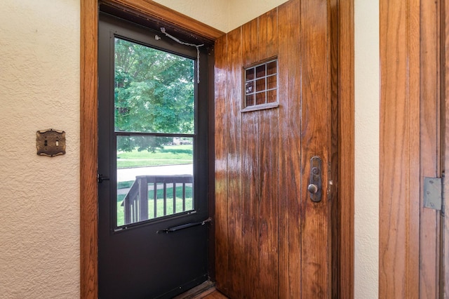 210 1st Ave SW, Glenwood, MN 56334 - doorway with a textured wall