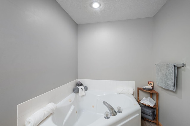 8772 Benson Way Unit 81, Inver Grove Heights, MN 55076 - bathroom featuring a tub with jets and a textured ceiling