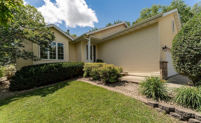816 Bristol Ln NE, Rochester, MN 55906 - view of front of property with a front yard