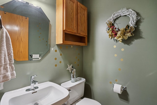 2001 Gresham Ave N, Oakdale, MN 55128 - bathroom with a sink and toilet