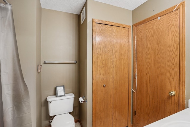 2001 Gresham Ave N, Oakdale, MN 55128 - full bathroom featuring a textured ceiling and a closet