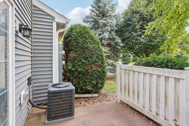 2001 Gresham Ave N, Oakdale, MN 55128 - view of patio