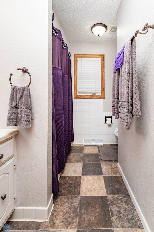 105 5th Ave W, West Fargo, ND 58078 - bathroom with a shower with curtain, a textured ceiling, and vanity