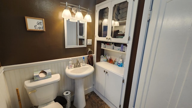 717 2nd Ave SW, Pipestone, MN 56164 - half bath featuring wainscoting and toilet