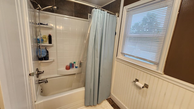717 2nd Ave SW, Pipestone, MN 56164 - full bath with shower / tub combo with curtain and wainscoting