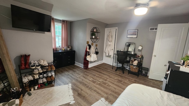 717 2nd Ave SW, Pipestone, MN 56164 - living area featuring ceiling fan and wood finished floors
