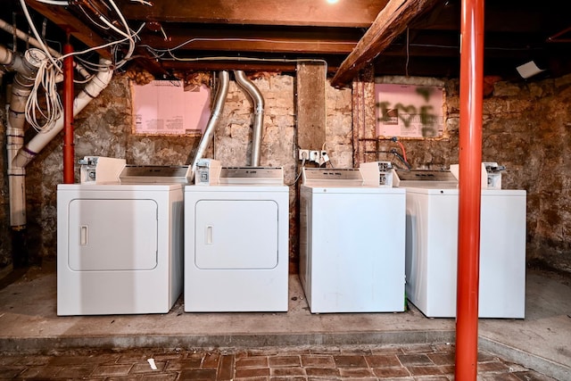 159 King St, Winona, MN 55987 - laundry room featuring washing machine and dryer