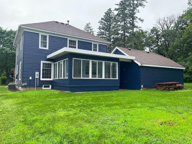 1304 3rd St NW, Austin, MN 55912 - back of house with a lawn