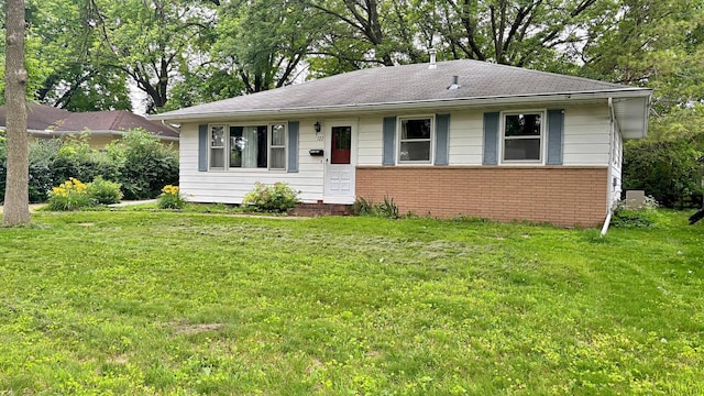 122 Plainview Ave, Mankato, MN 56001 - view of front of house featuring a front yard, brick siding, and a shingled roof