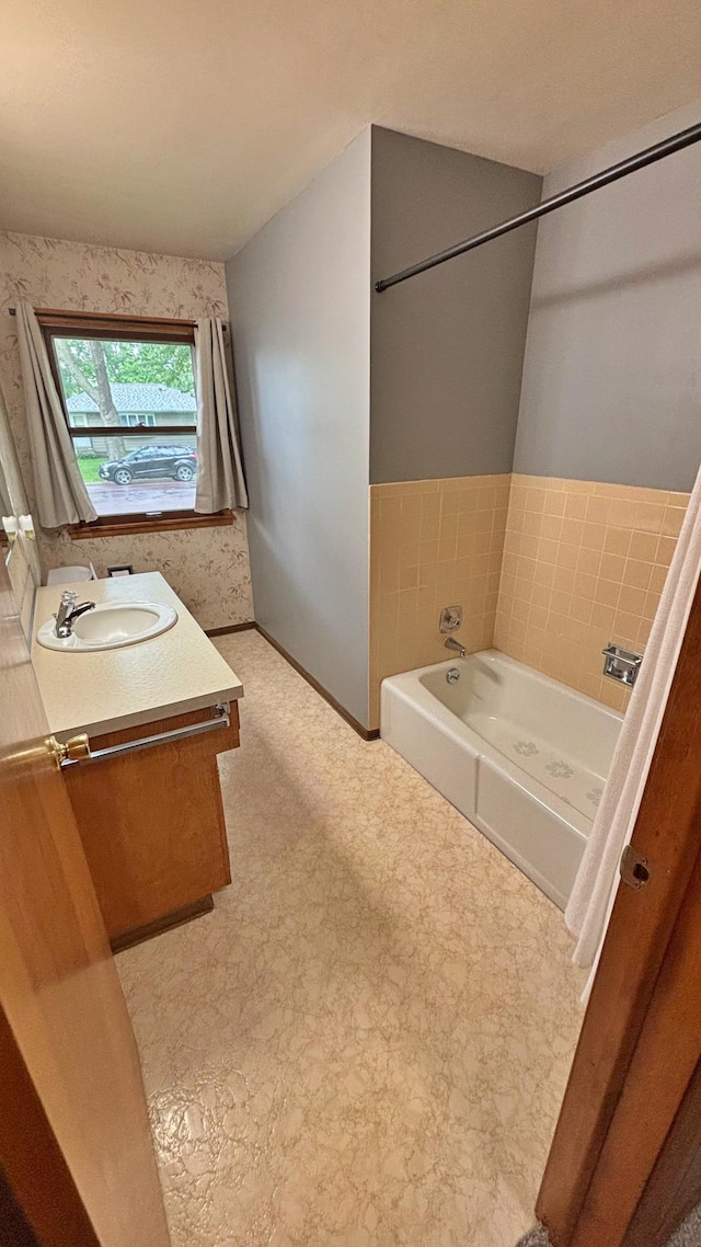 122 Plainview Ave, Mankato, MN 56001 - bathroom with vanity and a garden tub