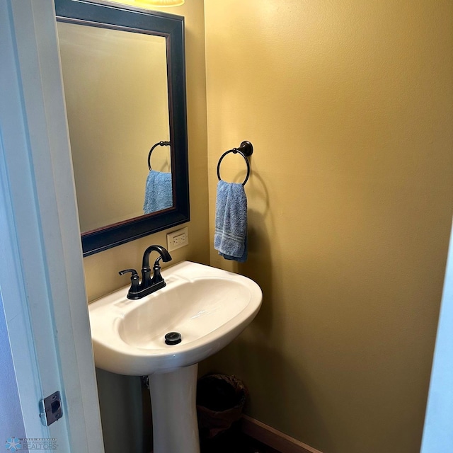 835 23rd Ave S, Moorhead, MN 56560 - bathroom with a sink