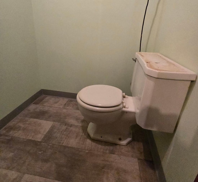 808 5th St SW, Pipestone, MN 56164 - bathroom featuring toilet and baseboards