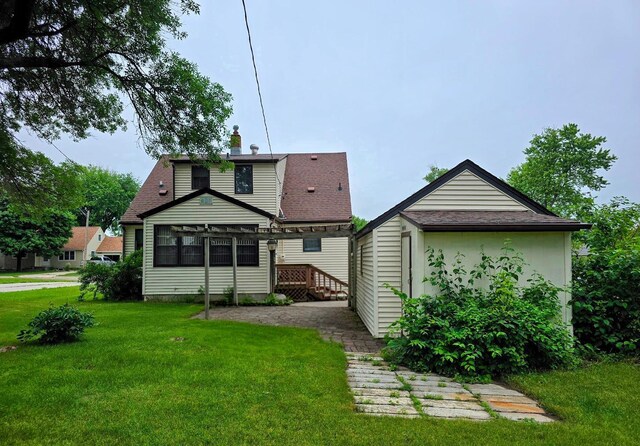 808 5th St SW, Pipestone, MN 56164 - rear view of house featuring a lawn