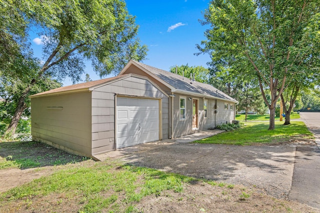 706 2nd Ave NW, New Brighton, MN 55112 - detached garage with driveway