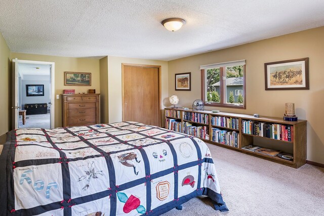 6721 Limerick Ln, Edina, MN 55439 - bedroom featuring carpet floors, a closet, and a textured ceiling